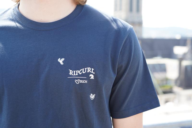 Rip Curl X Surfari Herren Destination Tee Zurich - tatoo-dark navy