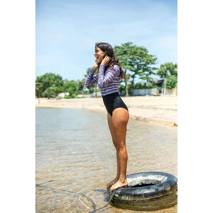 Main Design Damen Surfsuit Ivy - black/stormy tie dye purple