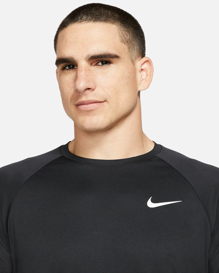 Nike Swim Essenatial Kurzarm Shirt - black